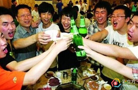 感恩哥喝酒爆料视频,揭秘娱乐圈不为人知的幕后故事  第1张